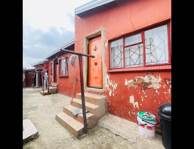 10 BEDROOM HOUSE FOR SALE IN ENTSHONALANGA